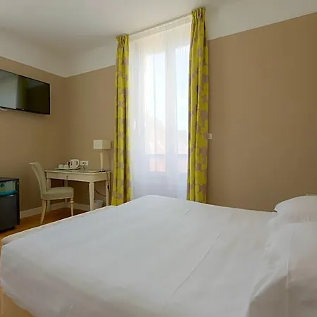 Le Renoir Hotel